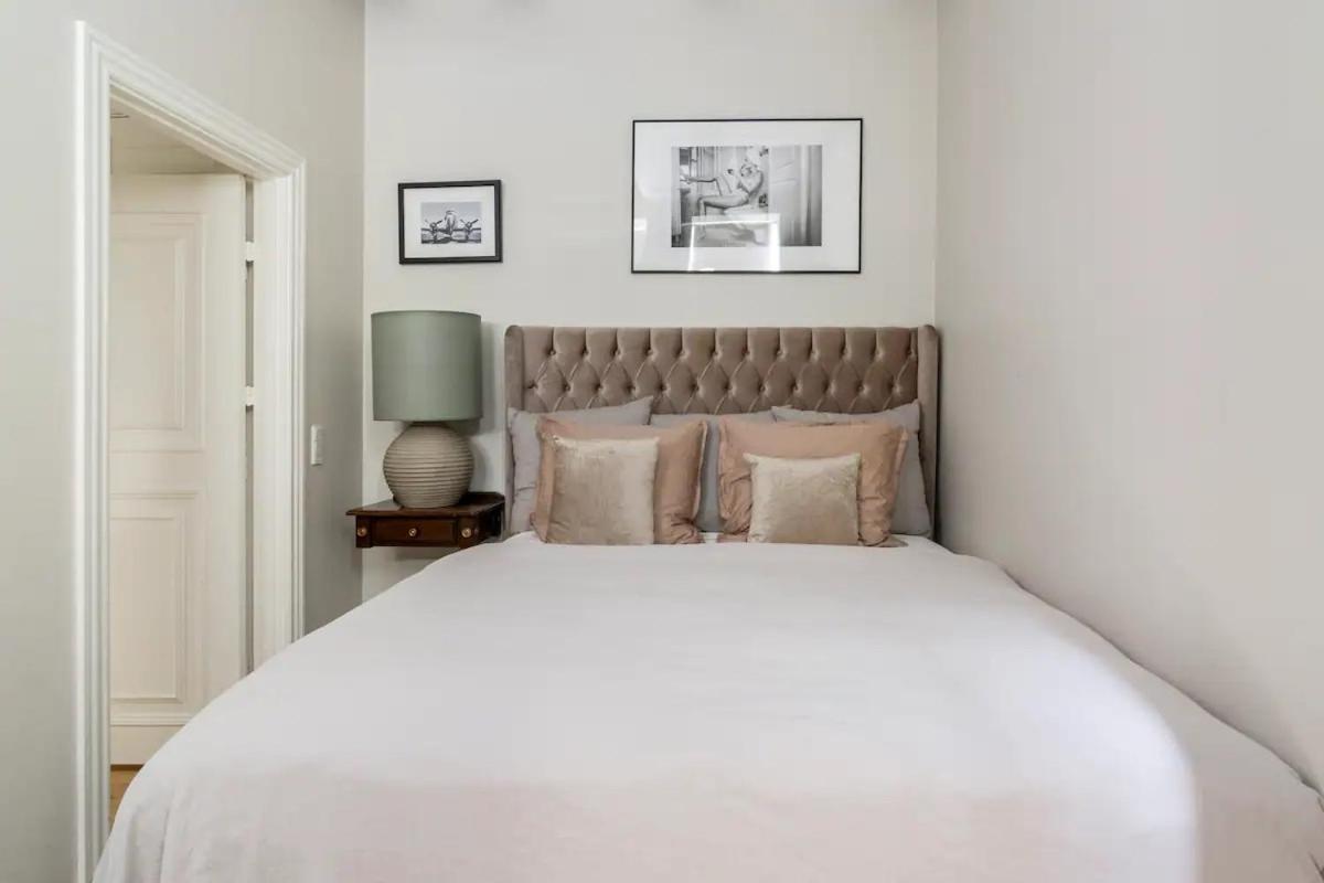 Connected Luxury In Historical Townhouse Appartement